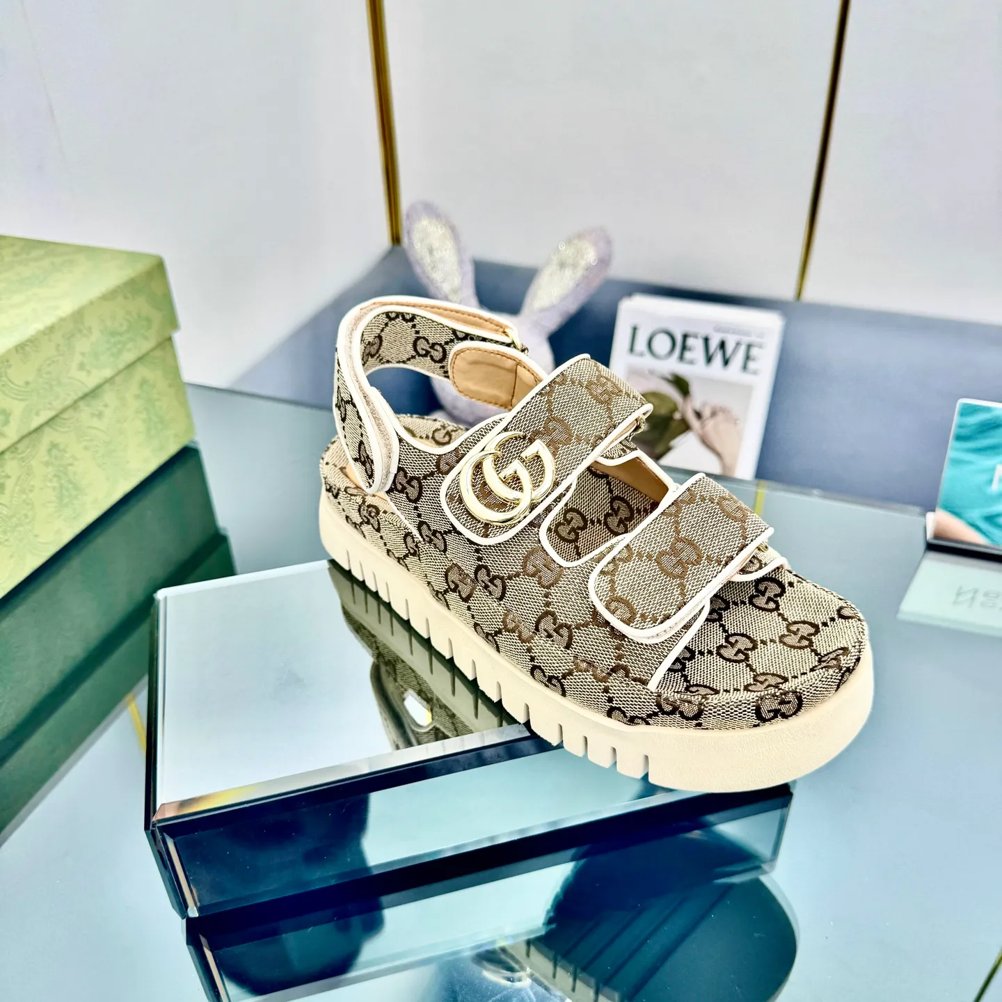 💕💕Factory direct selling price p480💕💕 Gucci2️⃣0️⃣2️⃣5️⃣Official website new Velcro thick-soled sandals‼ ️The entire pair of shoes is developed and manufactured by purchasing ZP, all customized materials, exclusive molded outsole, all details are shipped according to version, and even the packaging is the same as the original product. Size: Female 35-40 Male 39-45
